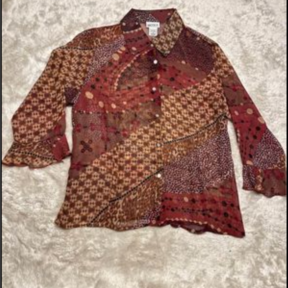 Women's Button Front 3]4 Bell/Flutter Sleeve Geometric design Blouse Size Medium